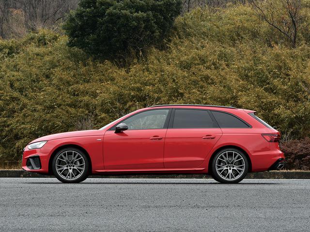 画像: 2825mmのロングホイールベースで伸びやかなスタイリングに見せるA4アバント。2020年10月の大幅改良時に全モデルでブリスターフェンダーを備え、全幅を5mm拡大している。