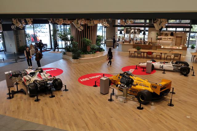 画像: 密を避けて(?)展示されている歴代のF1マシン。かなり近寄って見ることができる。
