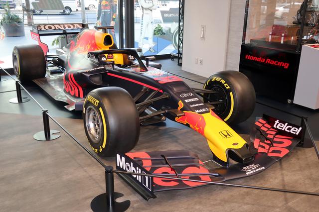 画像: ホンダとしては最後のF1シーズンに参戦するレッドブル レーシング ホンダ。展示されていた車両は、2019年のマシンに2021年シーズン用のカラーリングを施しているようだ。