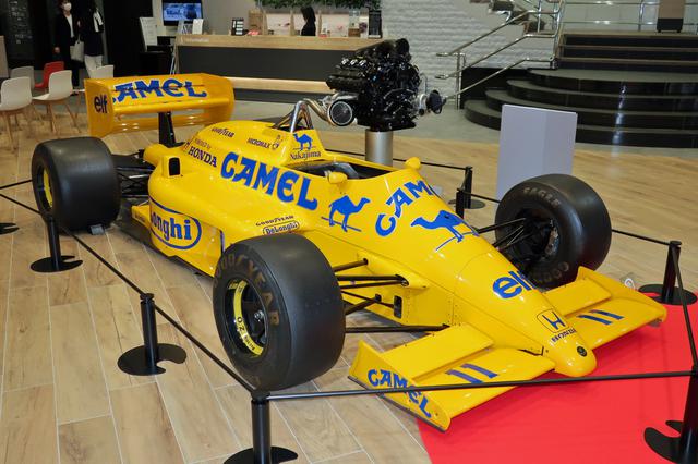画像: キャメル イエローのロータス ホンダからF1に興味を持った人も多いのでは。マシンの隣には1.5Lから1000ps以上を発生したV6ツインターボエンジンも展示されている。