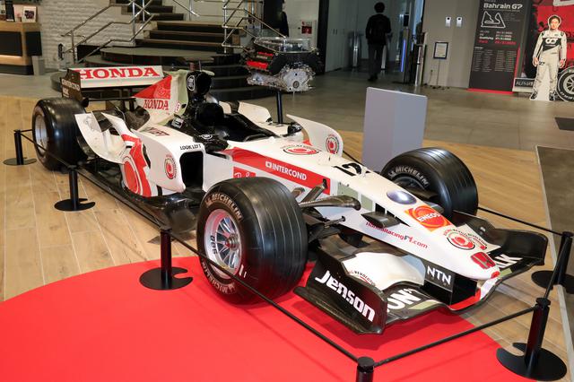 画像: メインスポンサーのラッキーストライク カラーが第1期のナショナルカラーを彷彿とさせた。ハイノーズにさまざまなエアロデバイスなど、この頃からF1マシンのデザインは複雑になっていく。