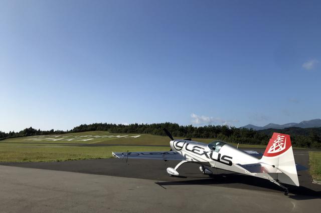 画像: 離陸前の室屋選手と愛機、EXTRA 330SC(PATHFINDER)。