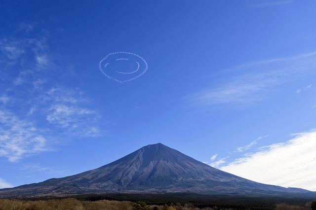 画像: 2020年9月、富士山の上空に描かれたニコちゃんマーク(Taro Imahara PATHFINDER)。