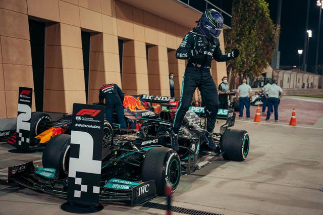 画像: メルセデスのルイス・ハミルトン。早めに動いて、フェルスタッペンを逆転。会心のレースで開幕を飾った。