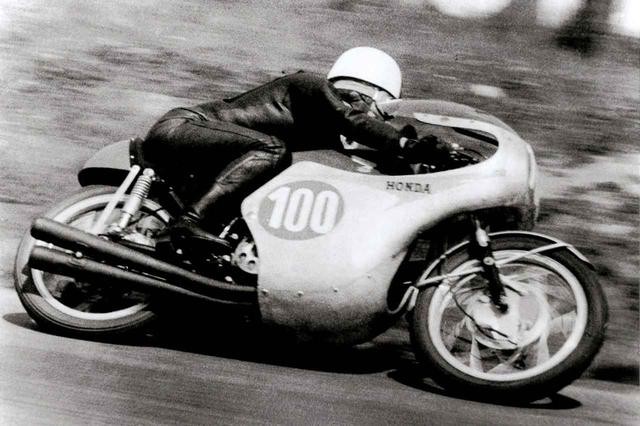 画像: 1961年のロードレース世界選手権で優勝を飾った高橋国光選手とホンダRC162。