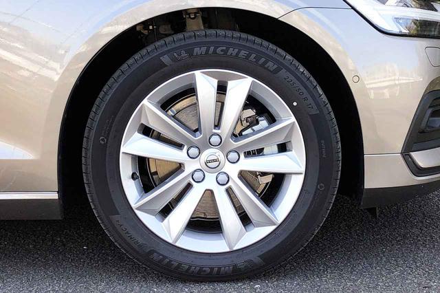 画像: タイヤはミシュランのプライマシー4で、225/50R17のサイズ。アクセサリーカタログには標準装着のこのホイールの他に、2種類のデザインが用意されている。