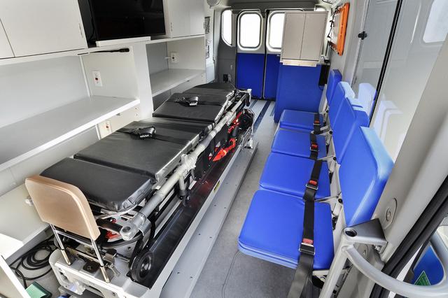 画像: FC医療車の内部。この医療車はドクターカーなので医師や看護師が同乗する救急車の一種となる。