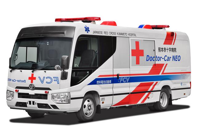 画像: コースターをベースに開発中のFC医療車。フロントには前走車に分かるように鏡文字でロゴが入れられている。