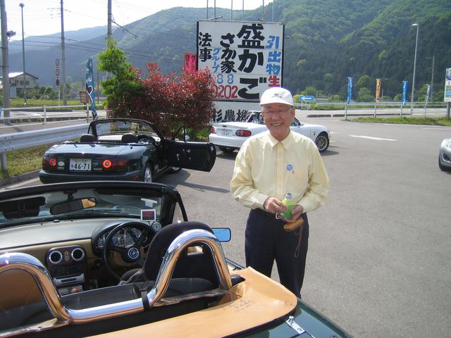 画像: マツダを退社した後は、大分大学で教鞭をとるなどご活躍のかたわら、熱烈なロードスターファンとの時間も楽しんだ平井さん。貴重な試乗車があると貴島さんに連絡が入り、山菜採りを兼ねて試乗したことも。