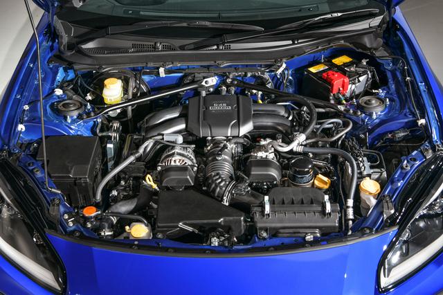 画像: 新型GR86とBRZ(写真)に搭載される新開発の2.4L水平対向4気筒エンジン。最高出力235ps/7000rpm、最大トルク25.5kgm/3700rpm、パワー向上と発生回転数の変更で、息継ぎのないスムーズさを味わえるという。