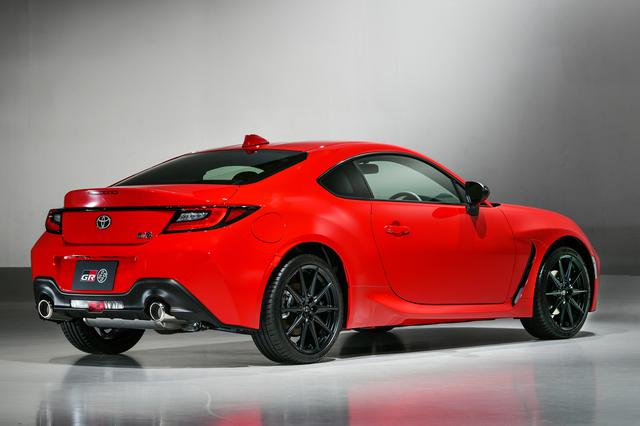 画像: 従来型でも多くを共通する86とBRZのリアデザインだったが、新型のGR86とBRZもほぼ共通する。