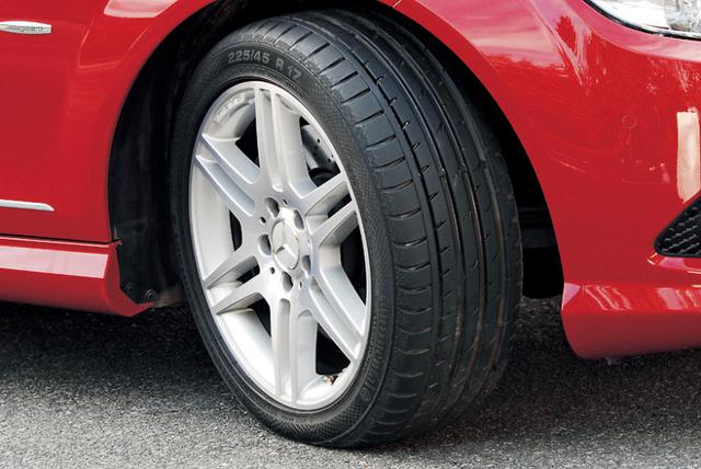 画像: 用デザインの17インチアルミホイール。タイヤサイズは225/45R17。