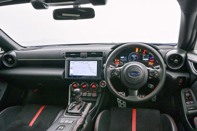 画像: 新型BRZ(6速AT仕様)のコクピット。タコメーターのレッドゾーンは、AT/MTどちらも7400rpmから始まっている。