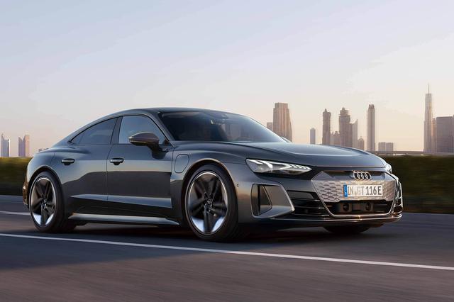 画像: eトロン GTシリーズのRSモデル「RS eトロン GT」。エアサスペンションが標準装備され、車高はeトロン GT クワトロよりも20mm低められ1395mmとなる。