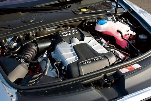 画像: A6 3.0TFSIクワトロに搭載されるスーパーチャージャー付き3Lエンジン。あらゆる状況で十分なポテンシャルを発揮する。