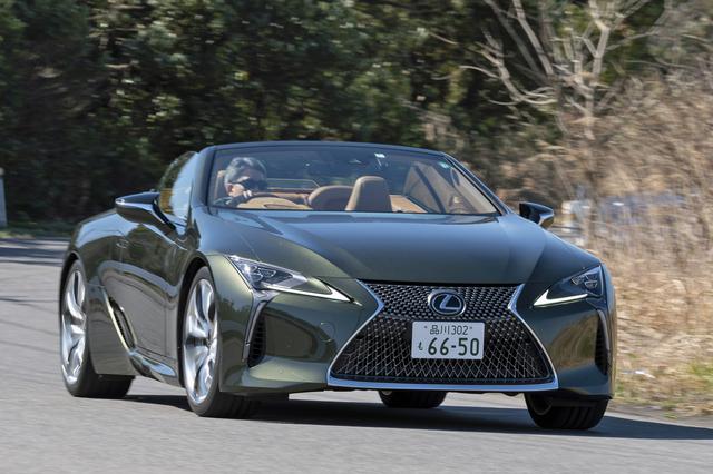 画像: 優雅なスタイルとは対照的に、V8エンジンによる豪快な走りっぷりを見せるレクサス LC500コンバーチブル。