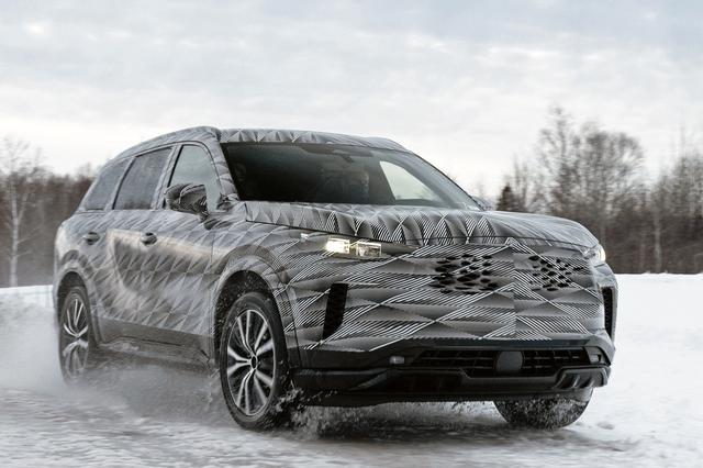 画像: カモフラージュされてテスト走行を行うインフィニティ「QX60」。