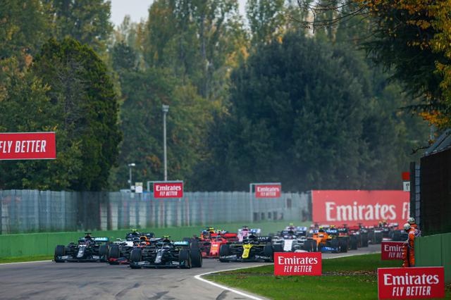 画像: 昨年2020年エミリア・ロマーニャGPのスタートシーン。昨年はマックス・フェルスタッペン(レッドブル・ホンダ)がタイヤバーストでリタイア。メルセデスが1-2フィニッシュを飾った。