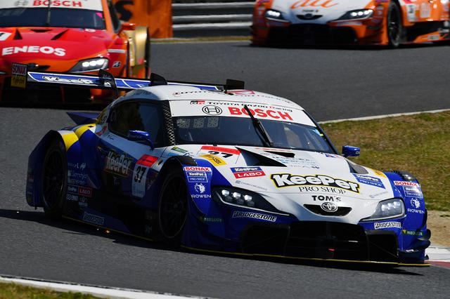 画像: 37号車阪口晴南vs14号車大嶋和也のドッグファイトが幕を開ける。