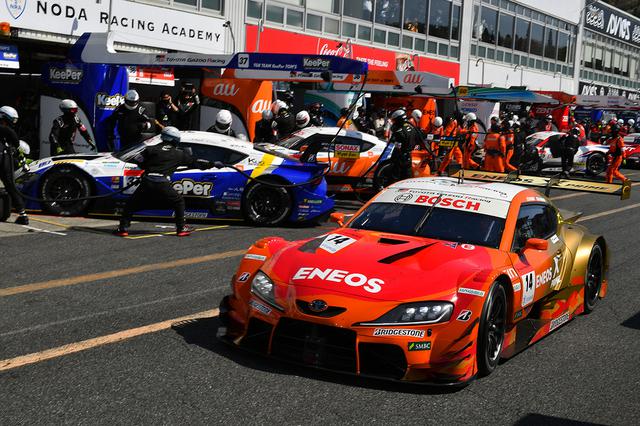画像: 混乱するTEAM TOM'Sのピットを横目にピットロード出口へと向かう14号車。