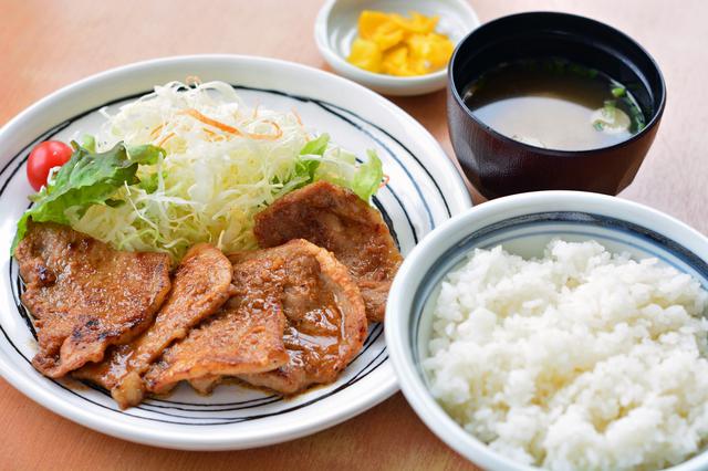 画像: フードコートで販売されている「秩父 豚味噌定食」(1100円)。