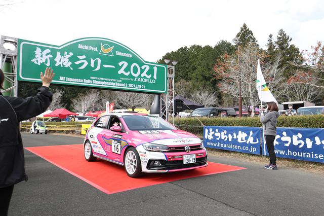 画像: いよいよラリースタート。手を振ってますが、緊張してます。