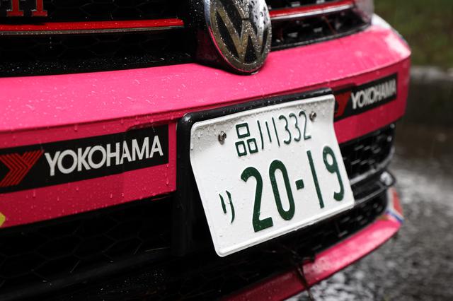画像: 深い水溜まりを通過したときに、水圧でナンバープレートが曲がってしまいました。