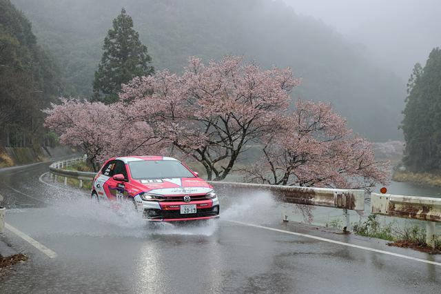画像: DAY2はご覧のとおりの大雨。満開だった桜ですが、花散らしの雨となってしまいました。
