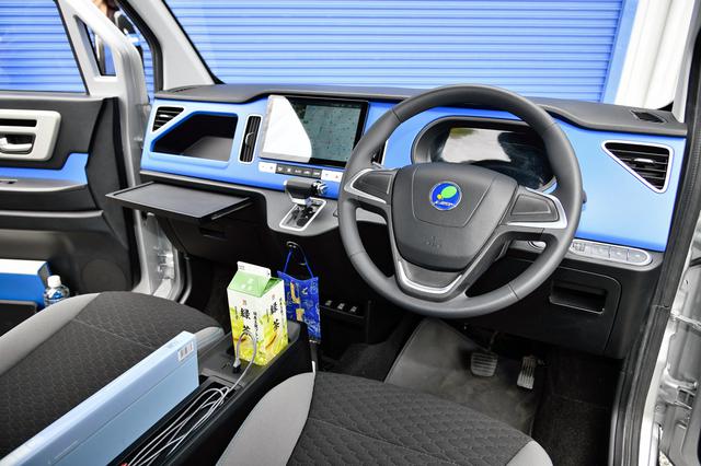画像: 車内でドライバーが少しでも快適に過ごせるように、さまざまな工夫が施されている。