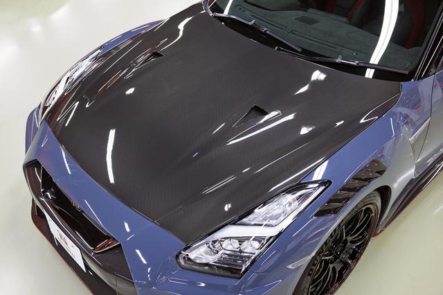画像: クリア塗装を施したNISMO専用カーボン製エンジンフード(NACAダクト付き)。