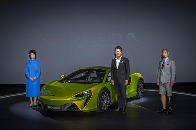画像: スペシャルゲストとして義足を使って走り幅跳びに挑戦しているプロアスリートの山本篤選手(右)、MCにキャスターの安藤優子(左)さんを招いたトークショーが開催された。