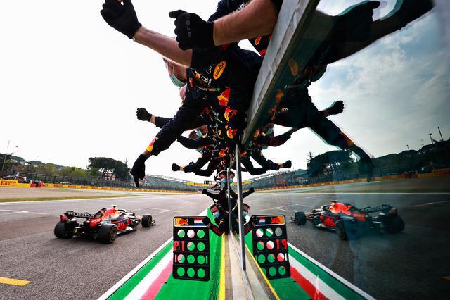 画像: 赤旗中断からレース再開後は、独走状態を作り上げたフェルスタッペン。最終的には2位に22秒の差をつけて圧倒した。