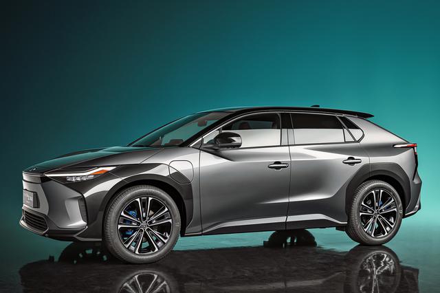 画像: 上海モーターショーで発表された、bZシリーズ第一弾のEV「bZ4X」。