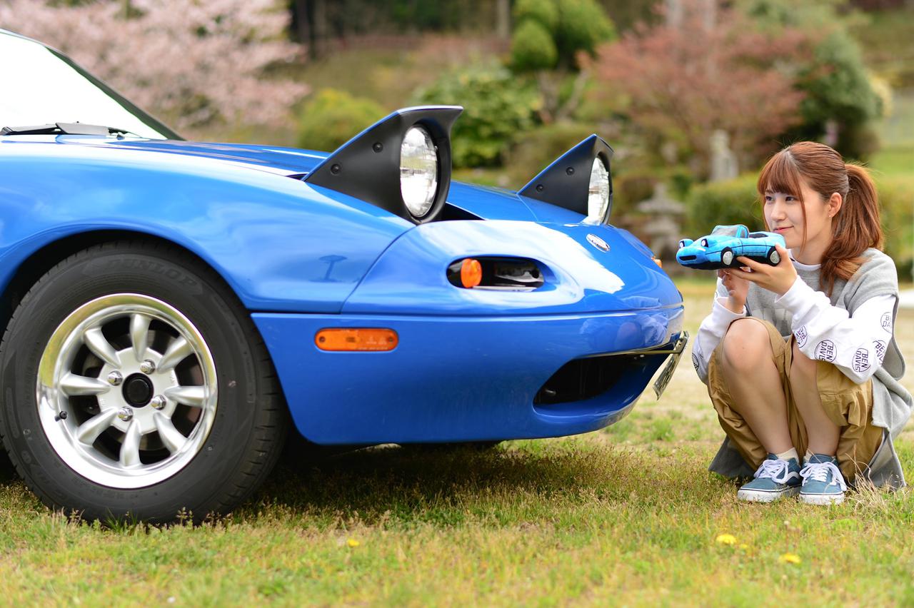 ブルーの初代ロードスターとともに女子が歩む、正しきオーナー道とは