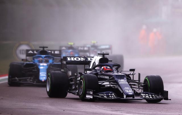 画像: 予選Q1でのクラッシュで最後尾スタートとなったアルファタウリ・ホンダの角田裕毅は、前半戦で10位まで上昇。リスタートでソフトタイヤを履いてジャンプアップを狙ったがスピン、トラックリミットオーバーで後退、12位でレースを終えた。
