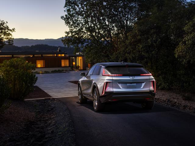 画像: ワールドプレミアされたキャデラック初の電動ラグジュアリーSUV「リリック(LYRIQ)」。リアビューも斬新、縦長のLEDと横長のLEDの組み合わせは点灯時にとくに印象的なものになる。
