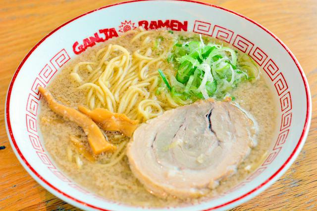 画像: 地元の人気店がプロデュースした「ガンジャラーメン」(750円)。