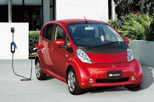 画像: 2009年に発売された三菱 i-MiEV。デビュー当初は軽自動車枠だったが、マイナーチェンジでボディサイズを拡大し、登録車扱いとなった。