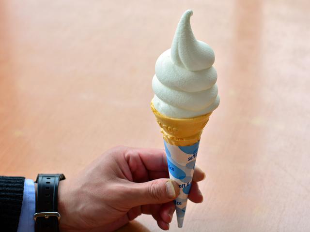 画像: 最寄りの日高市にある加藤牧場の牛乳を使った「加藤牧場牛乳ソフト」(350円)。