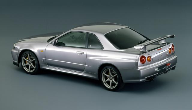 画像: 先代のR33型よりコンパクトになったR34型GT-R。伝統の丸型テールランプは踏襲している。