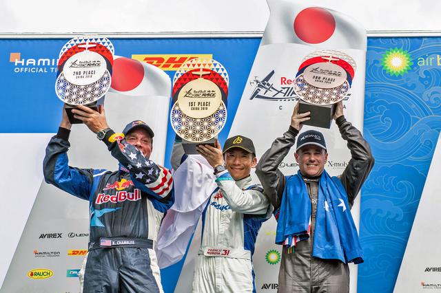 画像: レッドブル エアレースの最終戦となった2019年の千葉大会で優勝した室屋選手。こんなシーンを再び見たいものだ。
