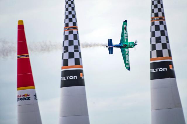 画像: エアレースは「究極の3次元モータースポーツ」と呼ばれる、小型飛行機による空中タイムトライアルだ。