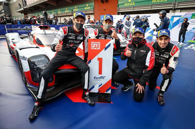 画像: 優勝後の記念ショット。左がブレンドン・ハートレー。