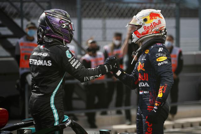 画像: 優勝したルイス・ハミルトン(左)と2位のマックス・フェルスタッペン。