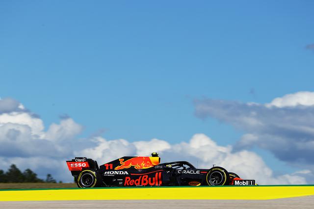 画像: 予選4番手からスタートしたセルジオ・ペレスは決勝でやや出遅れ、途中で作戦を変更。メルセデスにプレッシャーをかけたが4位に終わった。