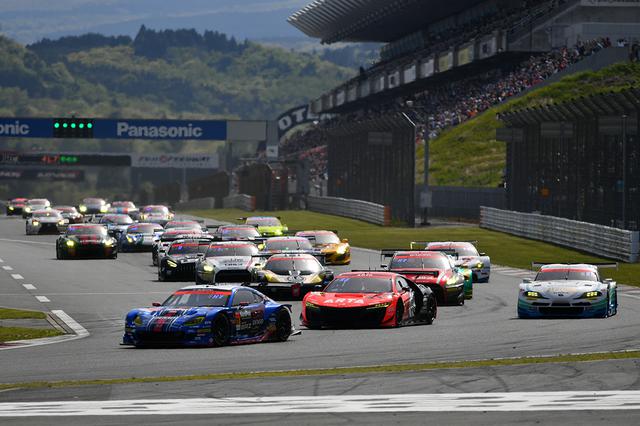 画像: 上位3台は予選順位のまま1コーナーへ、6番手スタートの11号車GT-Rがポジションアップ。