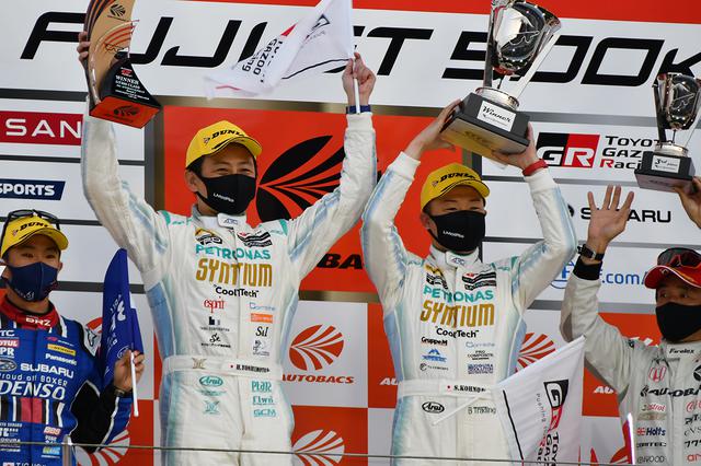 画像: GT300クラスで優勝した60号車 SYNTIUM LMcorsa GR Supra GT。吉本大樹(左)と河野駿佑(右)がドライブ。河野は4号車グッドスマイル初音ミクAMGのメンテを手掛けるRSファイン河野氏のご子息。