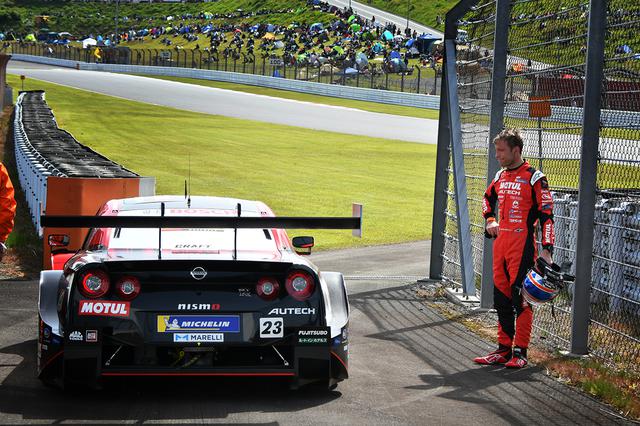 画像: 悔しさをにじませる23号車GT-RのR・クインタレッリ選手。