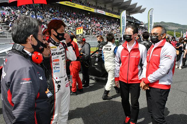 画像: 予選6,7番手のGAINER GT-Rの激励に訪れた日産自動車COO アシュワニ・グブタ氏(右)。