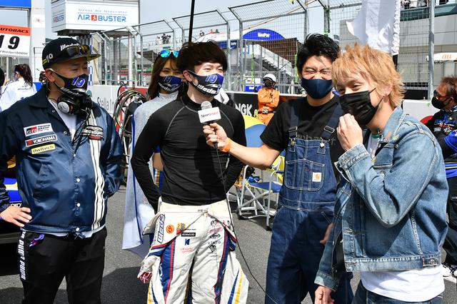 画像: ポールを獲得した宮田莉朋選手にマイクを向けるのは代役レポーターの小河諒さん。